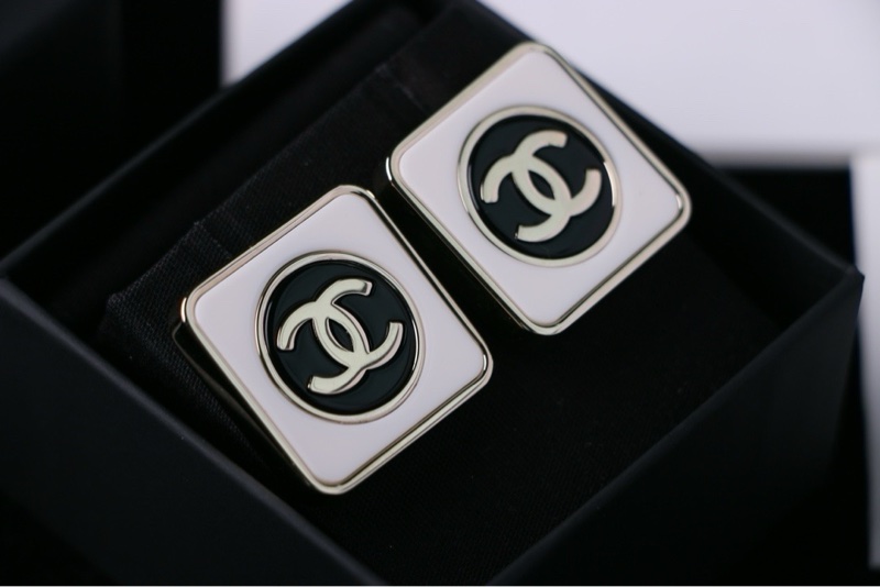Chanel 23C白色琺瑯方塊耳釘閒置無使用-0