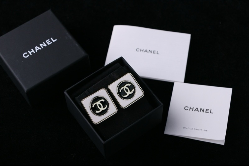 Chanel 23C白色琺瑯方塊耳釘閒置無使用-1