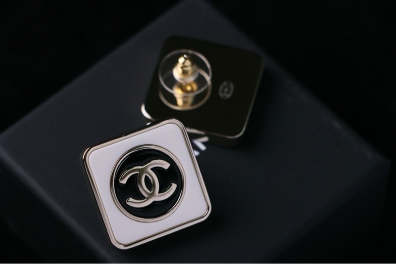 Chanel 23C白色琺瑯方塊耳釘閒置無使用-2