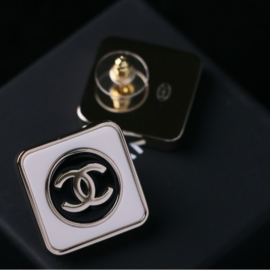 Chanel 23C白色琺瑯方塊耳釘閒置無使用-5