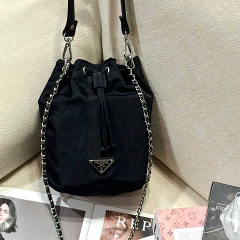 Prada • 經典黑銀尼龍Mini 水桶包