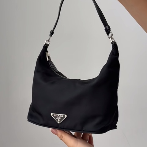 Prada • 經典黑銀尼龍飯盒Hobo包
