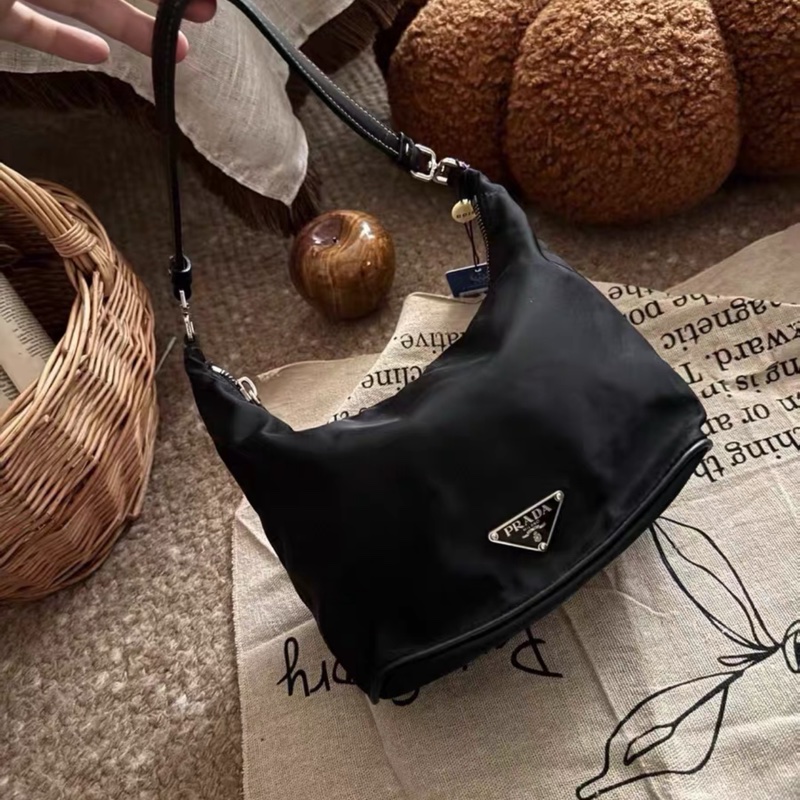 Prada • 經典黑銀尼龍飯盒Hobo包-1