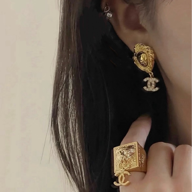Chanel香奈兒耳環 chanel耳釘埃及閃鑽雙C吊墜獅子耳釘-3