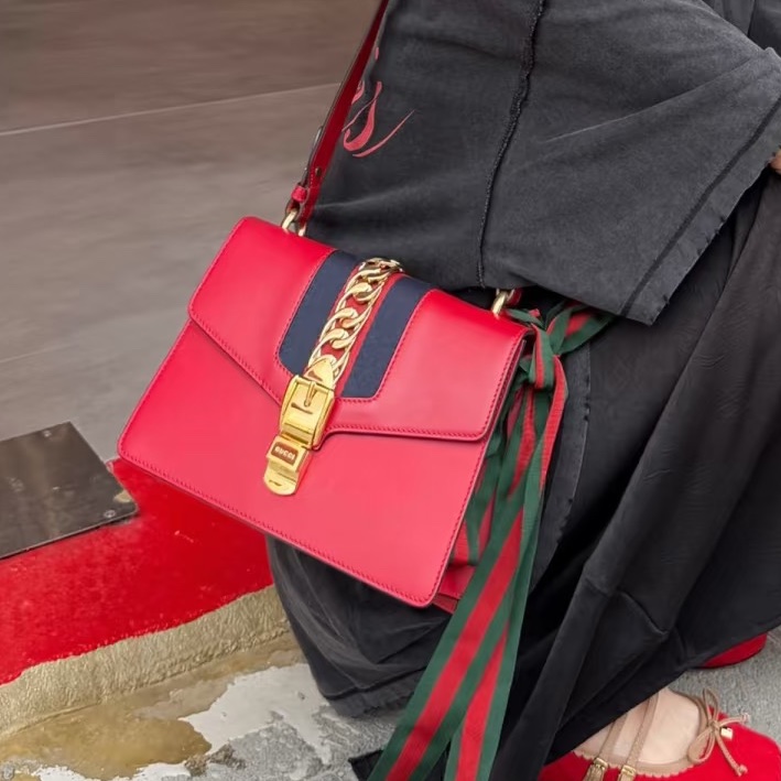 明豔優雅💃浪漫故事感🌹Gucci古馳紅色全皮Sylvie塞爾維亞手提單肩斜挎包-2