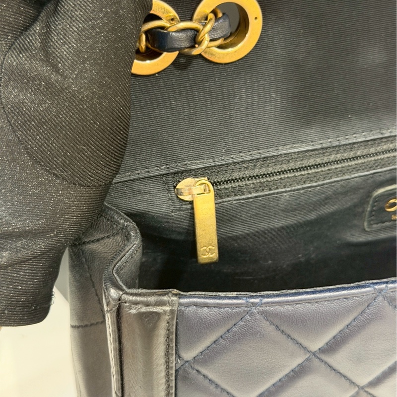 絕美實用款🥹Chanel香奈兒復古黑金拼海軍藍CF雙肩單肩斜挎多用包-24