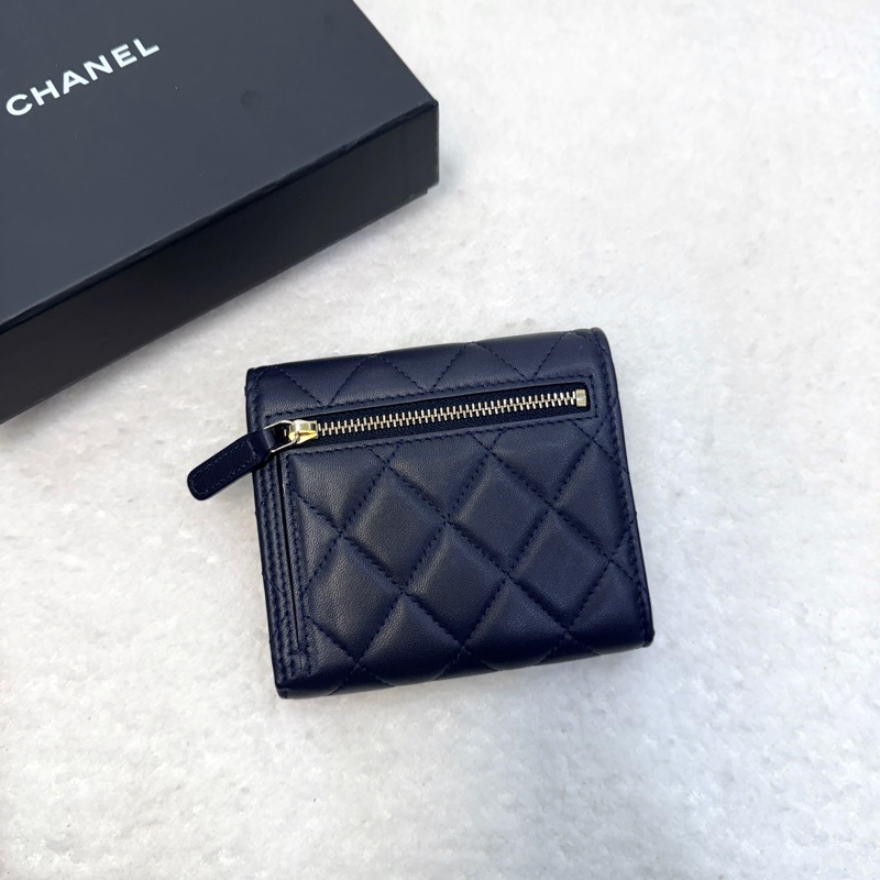 香奈兒CHANEL深藍色羊皮淡金釦Classic三折皮夾經典短夾AP0231-3