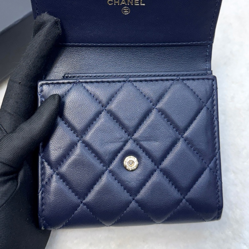 香奈兒CHANEL深藍色羊皮淡金釦Classic三折皮夾經典短夾AP0231-12