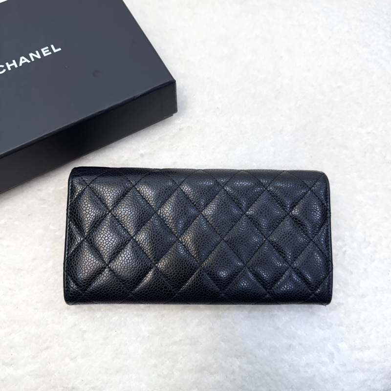 香奈兒CHANEL黑色牛皮金釦Classic口蓋信封式長夾A50096 經典黑金荔枝紋發財包-1