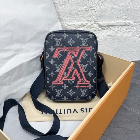 Louis Vuitton • 限量反轉老花相機包