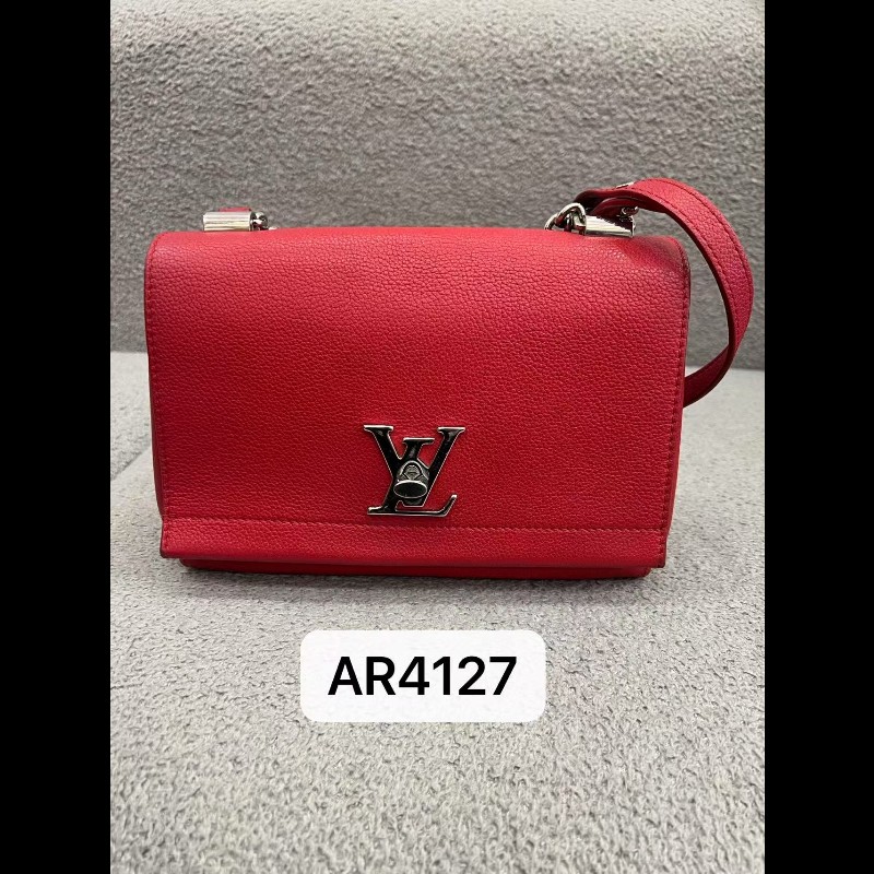 LV Lock Me BB 牛皮 郵差包 -1