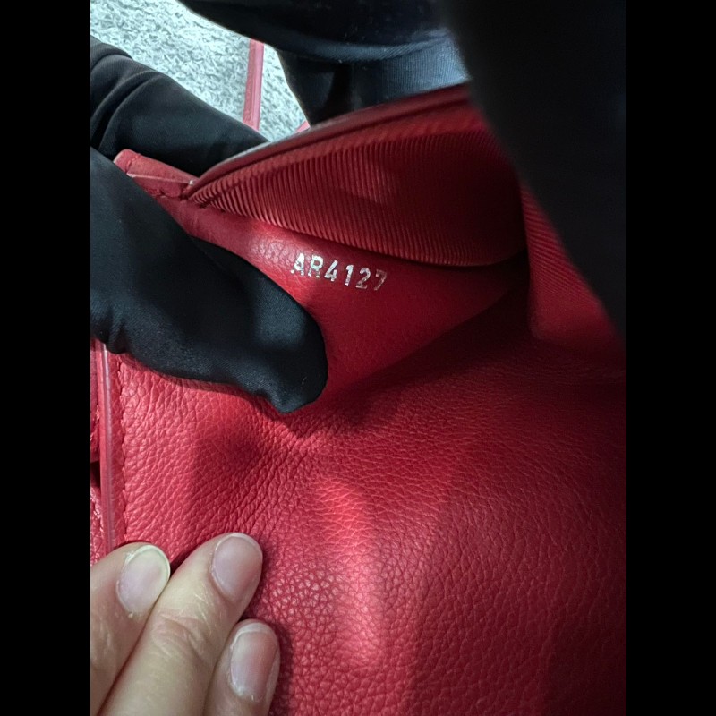LV Lock Me BB 牛皮 郵差包 -9