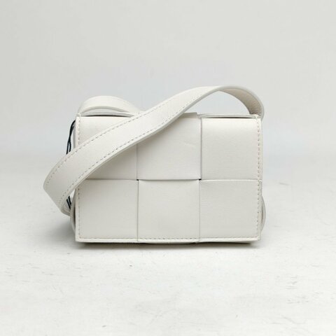 BOTTEGA VENETA 羊皮Cassette編織mini粉筆白肩背包