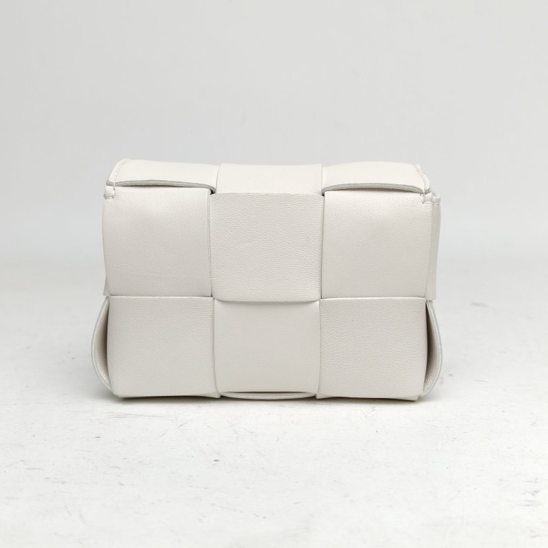 BOTTEGA VENETA 羊皮Cassette編織mini粉筆白肩背包-2