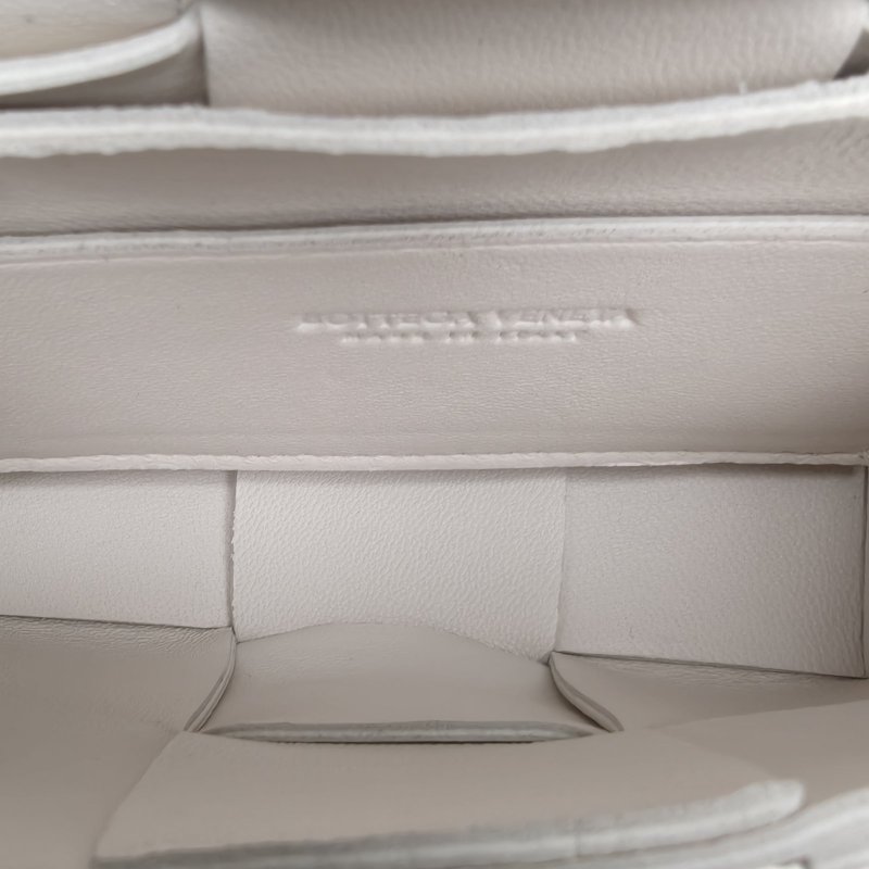 BOTTEGA VENETA 羊皮Cassette編織mini粉筆白肩背包-4