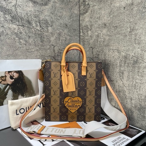 ✨99新 新款LV x nigo2 聯名款 Sac Plat Messenger 郵差包 琴譜包 經典老花竪條紋 愛心徽章 手提包斜挎包 可拆卸肩帶 金扣