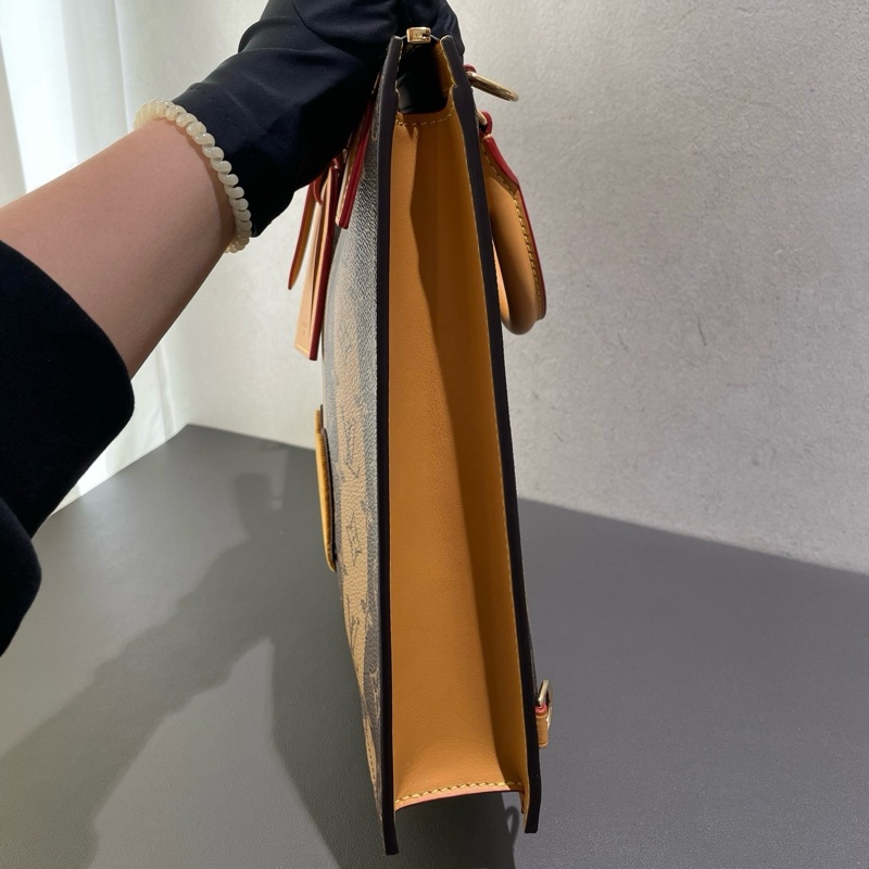 ✨99新 新款LV x nigo2 聯名款 Sac Plat Messenger 郵差包 琴譜包 經典老花竪條紋 愛心徽章 手提包斜挎包 可拆卸肩帶 金扣-4