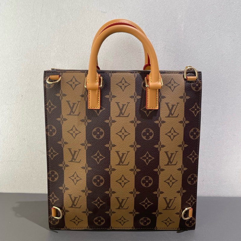 ✨99新 新款LV x nigo2 聯名款 Sac Plat Messenger 郵差包 琴譜包 經典老花竪條紋 愛心徽章 手提包斜挎包 可拆卸肩帶 金扣-6