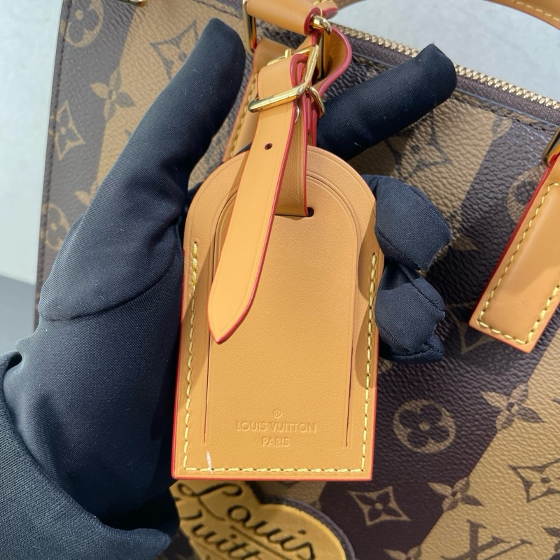 ✨99新 新款LV x nigo2 聯名款 Sac Plat Messenger 郵差包 琴譜包 經典老花竪條紋 愛心徽章 手提包斜挎包 可拆卸肩帶 金扣-7