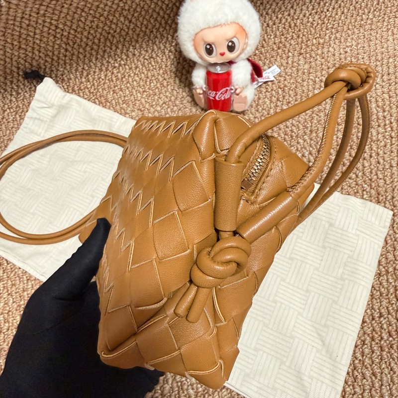 閒置新未使用 Bottega Veneta BV Loop編織斜挎包 杏仁色-4