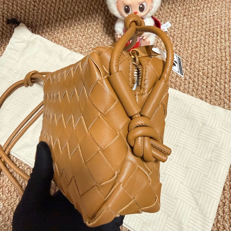 閒置新未使用 Bottega Veneta BV Loop編織斜挎包 杏仁色-5