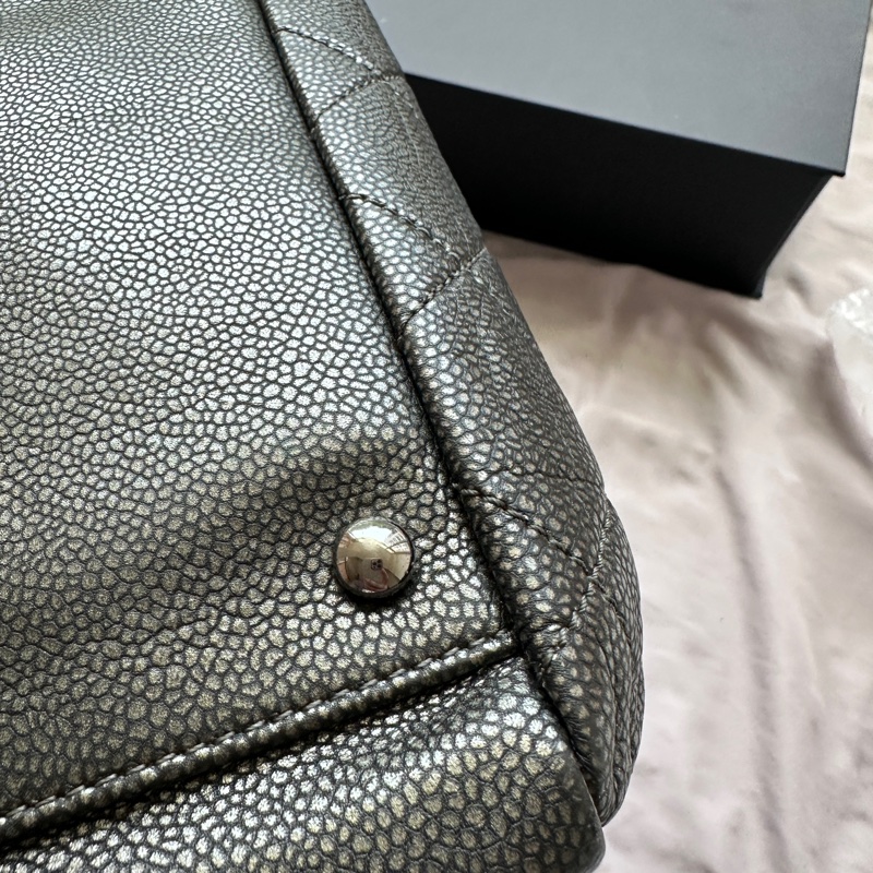 CHANEL|槍灰色荔枝牛皮雙C Logo 托特|低調稀有✨-14