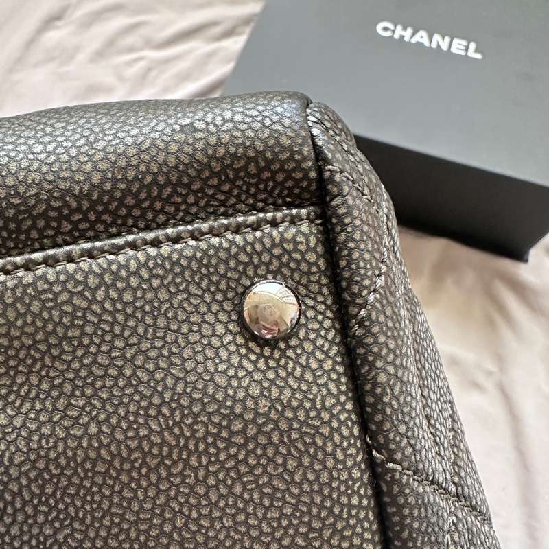 CHANEL|槍灰色荔枝牛皮雙C Logo 托特|低調稀有✨-17