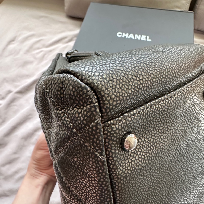 CHANEL|槍灰色荔枝牛皮雙C Logo 托特|低調稀有✨-18