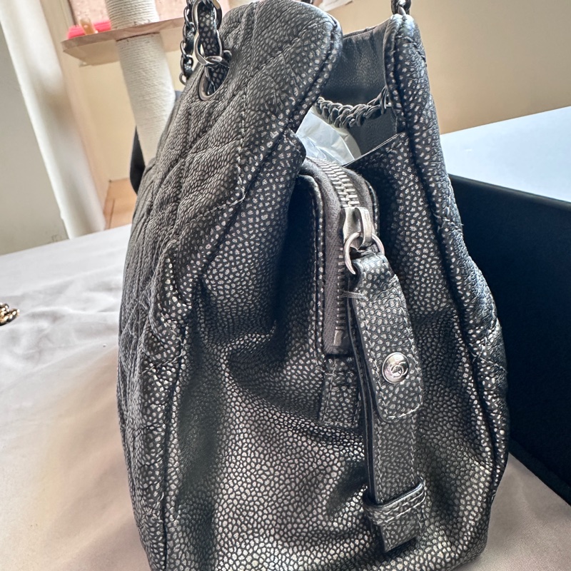 CHANEL|槍灰色荔枝牛皮雙C Logo 托特|低調稀有✨-9