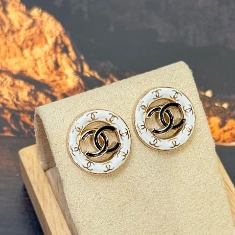 Chanel 香奈兒 耳環 chanel耳釘24P圓形中間飾品牌標誌 金屬 耳釘 白色