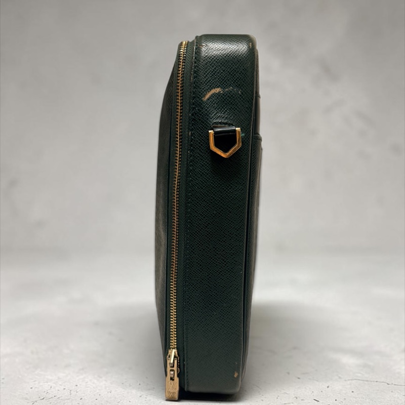 【珍稀收藏】LV Louis Vuitton 經典 Taiga 壓紋皮革手提公事包/電腦包 (深森林綠/附側背環/硬挺帥氣) /2F260530-1-4