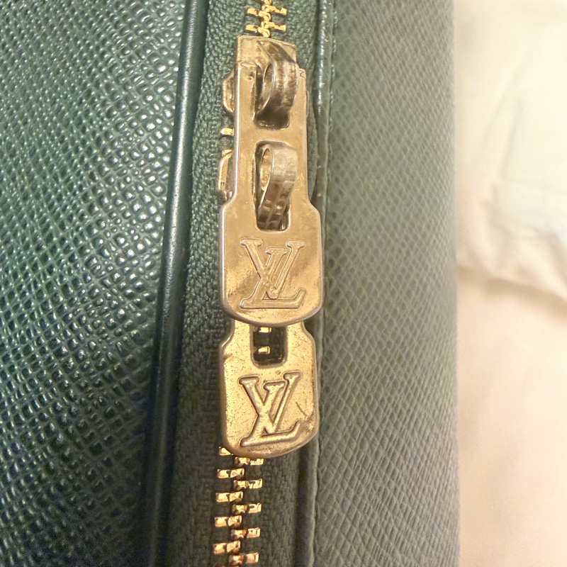 【珍稀收藏】LV Louis Vuitton 經典 Taiga 壓紋皮革手提公事包/電腦包 (深森林綠/附側背環/硬挺帥氣) /2F260530-1-16