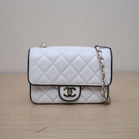 CHANEL CF25P漫畫系列白色羊皮晶片金扣肩背包