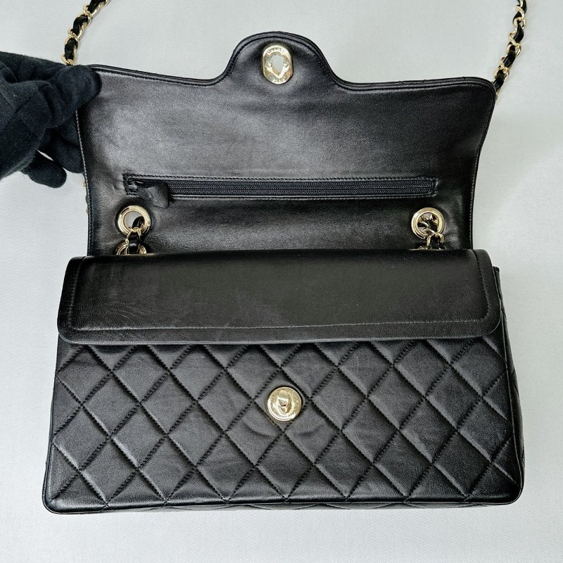 CHANEL Vintage黑金羊皮翻蓋鏈帶包-6