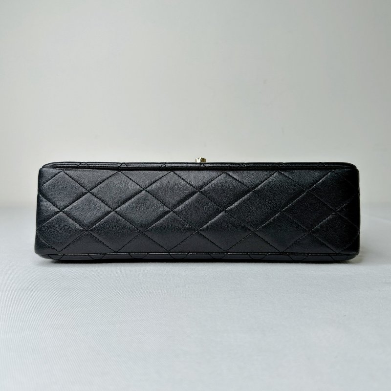 CHANEL Vintage黑金羊皮翻蓋鏈帶包-11