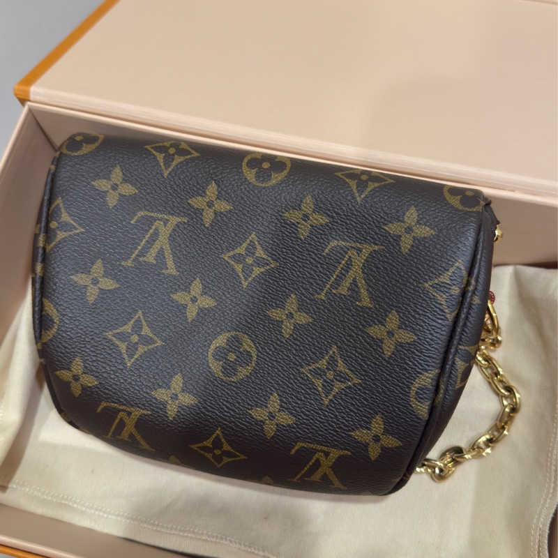 Louis Vuitton Mini Bumbag M82335-12