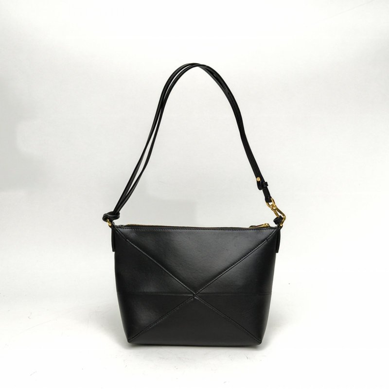 LOEWE 黑色牛皮金扣Puzzlefoldpouch單肩包肩背包-2