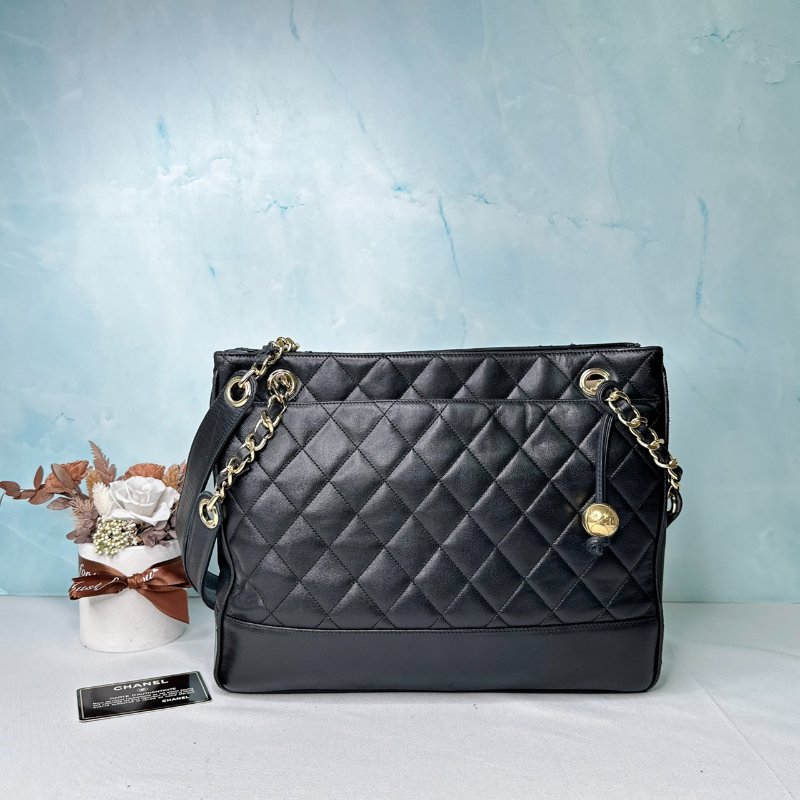 CHANEL 老香菱格紋金球托特包-0