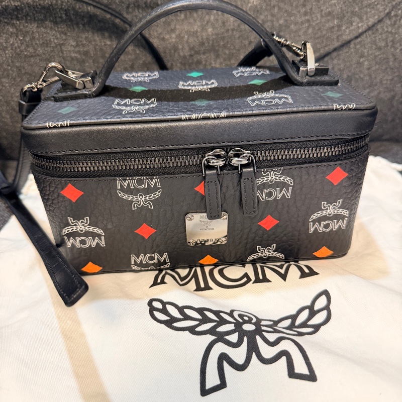 MCM 專櫃正品 黑色 化妝盒 相機包 箱包 斜背包 小方包-0