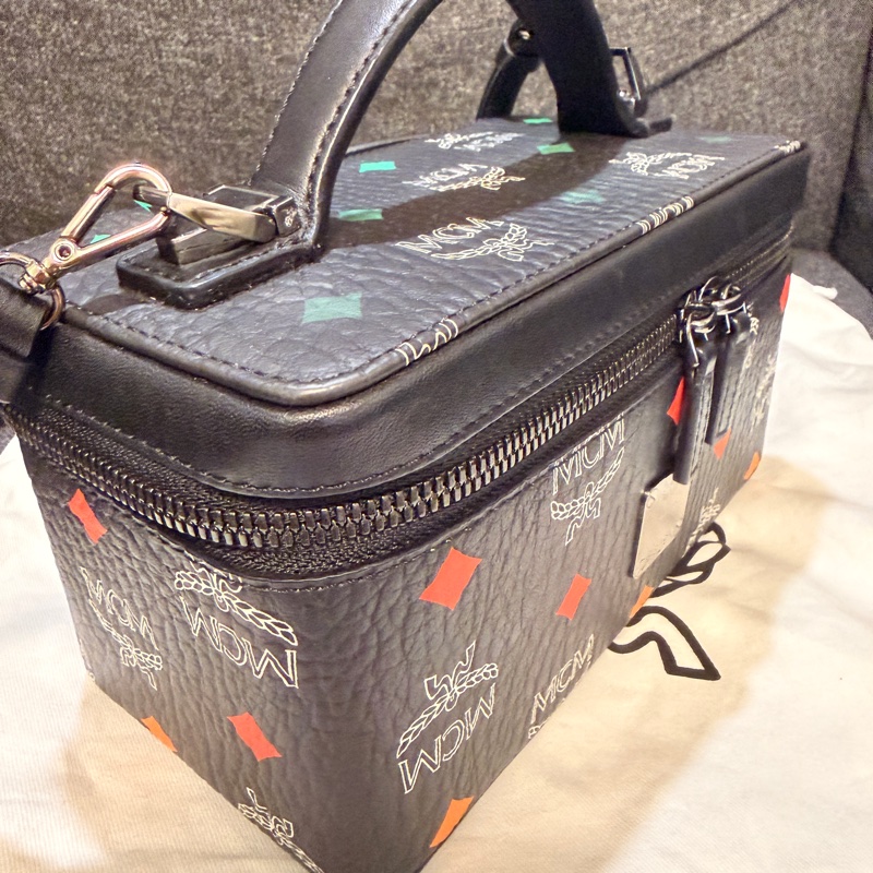 MCM 專櫃正品 黑色 化妝盒 相機包 箱包 斜背包 小方包-3