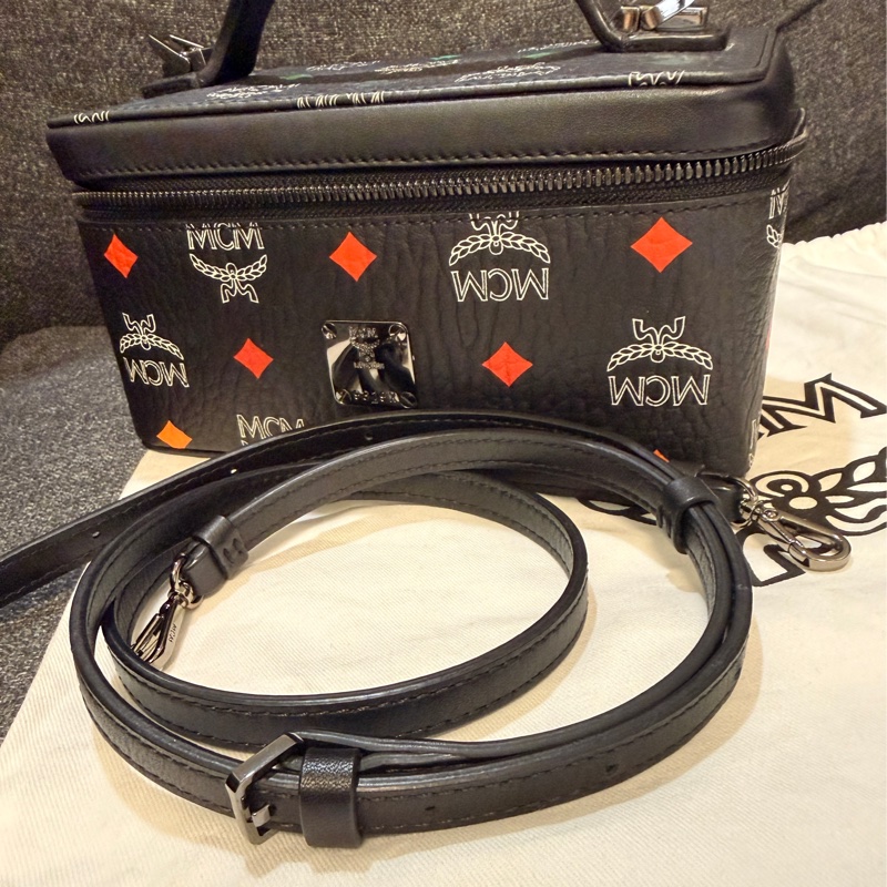 MCM 專櫃正品 黑色 化妝盒 相機包 箱包 斜背包 小方包-4