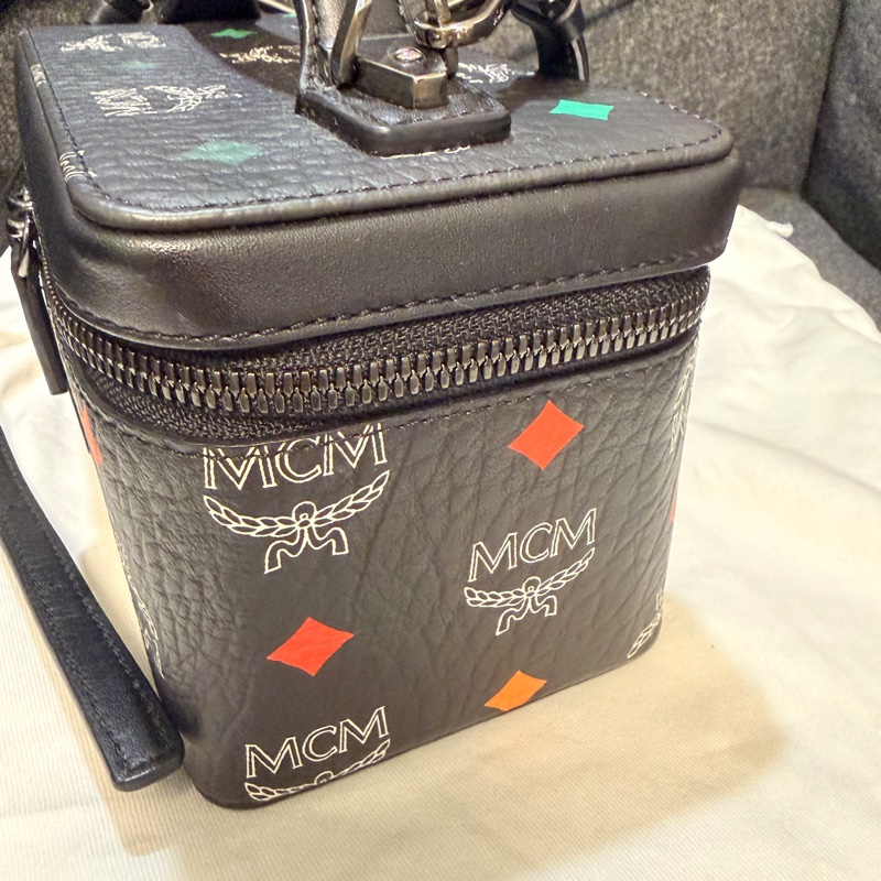 MCM 專櫃正品 黑色 化妝盒 相機包 箱包 斜背包 小方包-11