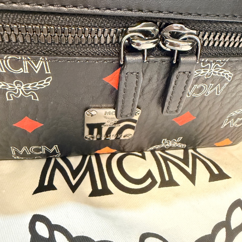 MCM 專櫃正品 黑色 化妝盒 相機包 箱包 斜背包 小方包-14
