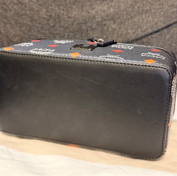 MCM 專櫃正品 黑色 化妝盒 相機包 箱包 斜背包 小方包-17