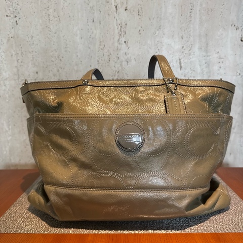 Coach灰色漆皮托特包