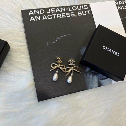CHANEL  蝴蝶垂墜珠珠耳環