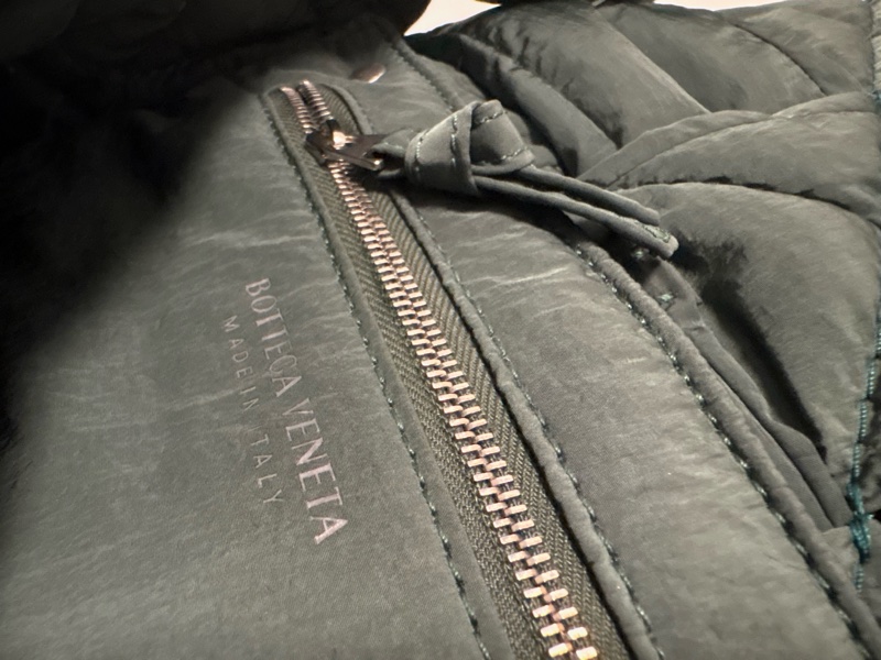 Bottega Veneta 軍綠尼龍斜背包-4