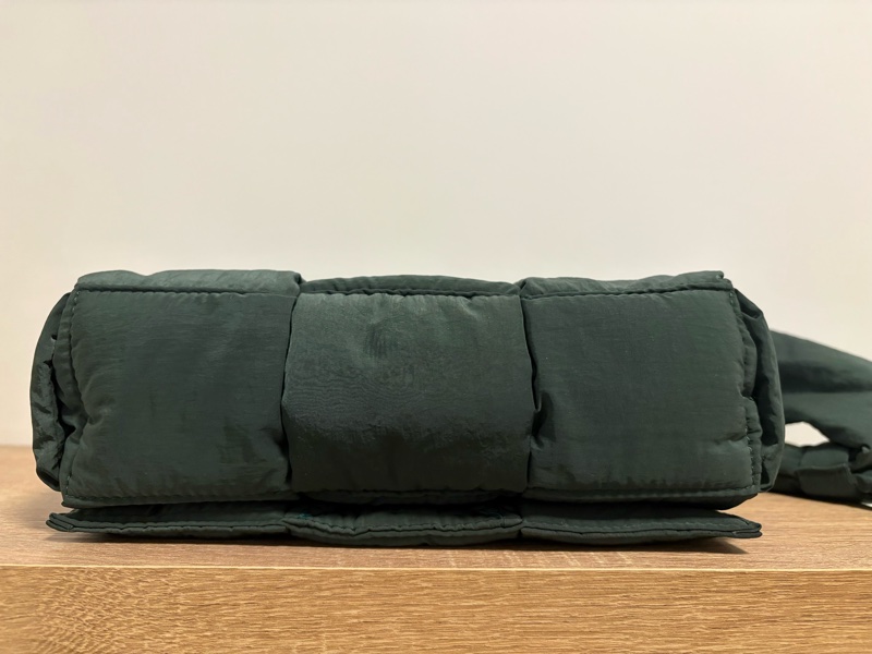 Bottega Veneta 軍綠尼龍斜背包-9