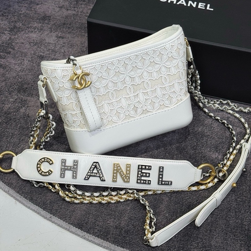 99🆕Chanel香奈兒 19K雪地系列白色蕾絲鏤空字母寬肩帶小號 流浪包鏈條包單肩包斜挎包28開 附件：塵袋、身份卡-2