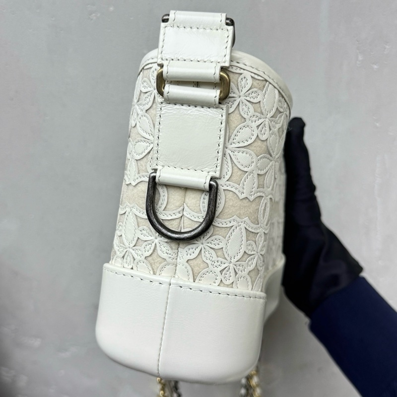 99🆕Chanel香奈兒 19K雪地系列白色蕾絲鏤空字母寬肩帶小號 流浪包鏈條包單肩包斜挎包28開 附件：塵袋、身份卡-7